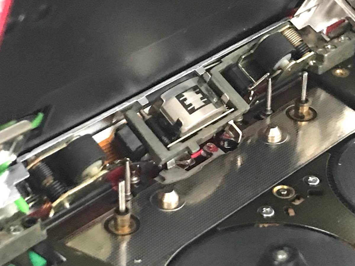 [極美品][美音][整備品] SONY ウォークマン WM-F203 電池ボックス メタリックレッド (カセットテープ 再生/録音、ラジオ AM/FM)_画像8