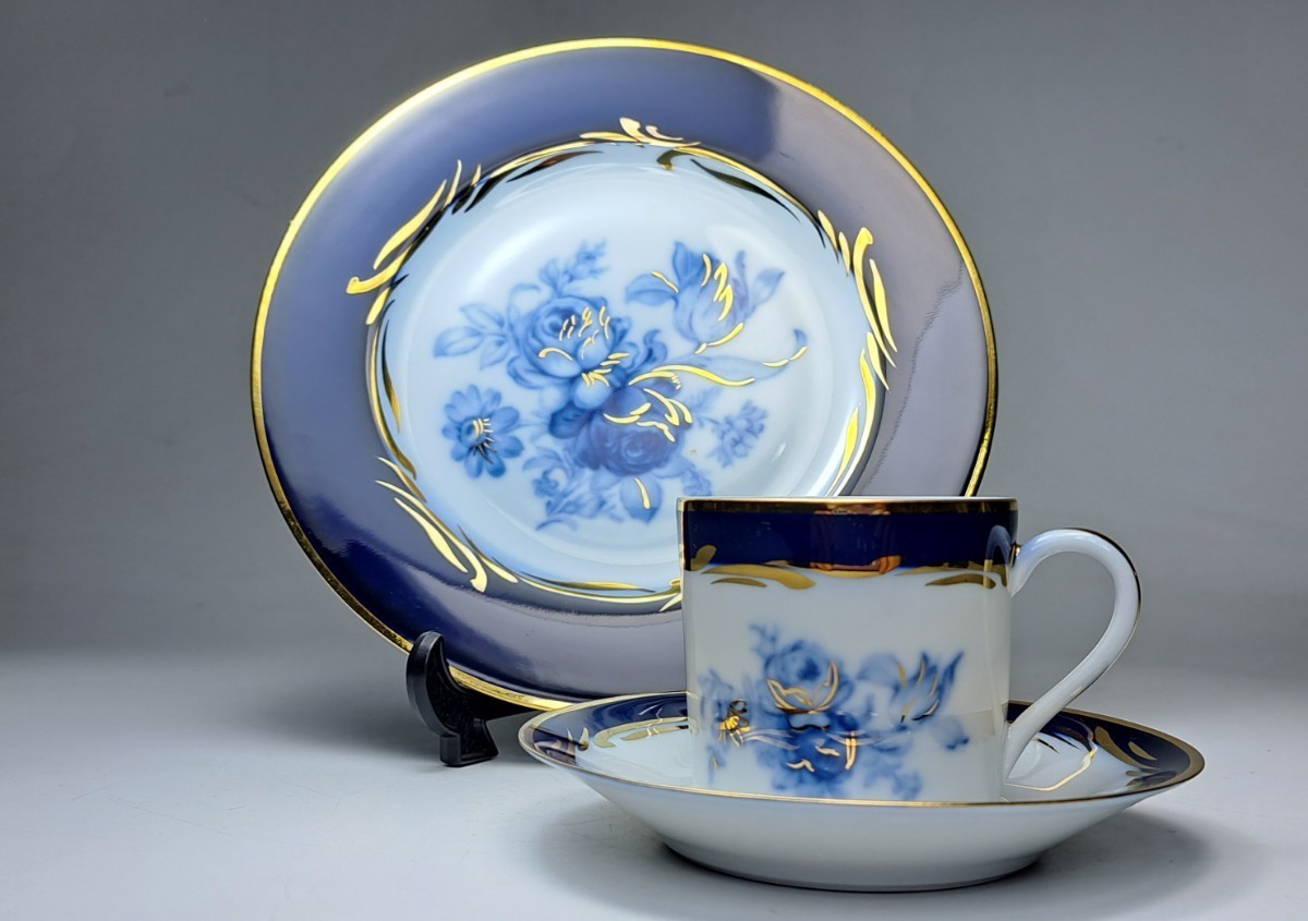 LIMOGES VERITABLE BLUE DE FOUR リモージュ 瑠璃 金彩 薔薇図 デミタスカップ＆ソーサー ケーキ皿セット _画像1