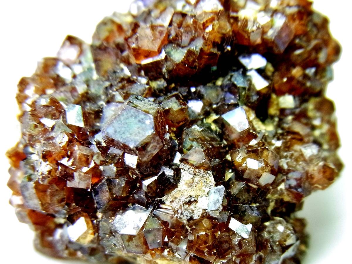 [国産鉱物]　レインボーガーネット小群晶・奈良県産　b94 _画像1