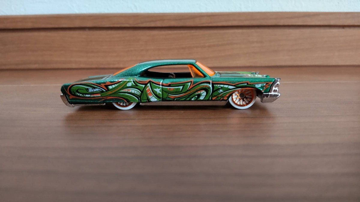 ホットウィール ポンティアック ボンネビル　HotWheels 65 PONTIAC BONNEVILLE　開封品_画像5