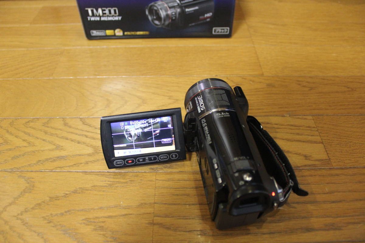【送料込】Panasonic/パナソニック デジタルハイビジョンビデオカメラ HDC-TM300 ブラック 中古 完動品 バッテリー2個付 3MOS 32GBメモリー_画像3