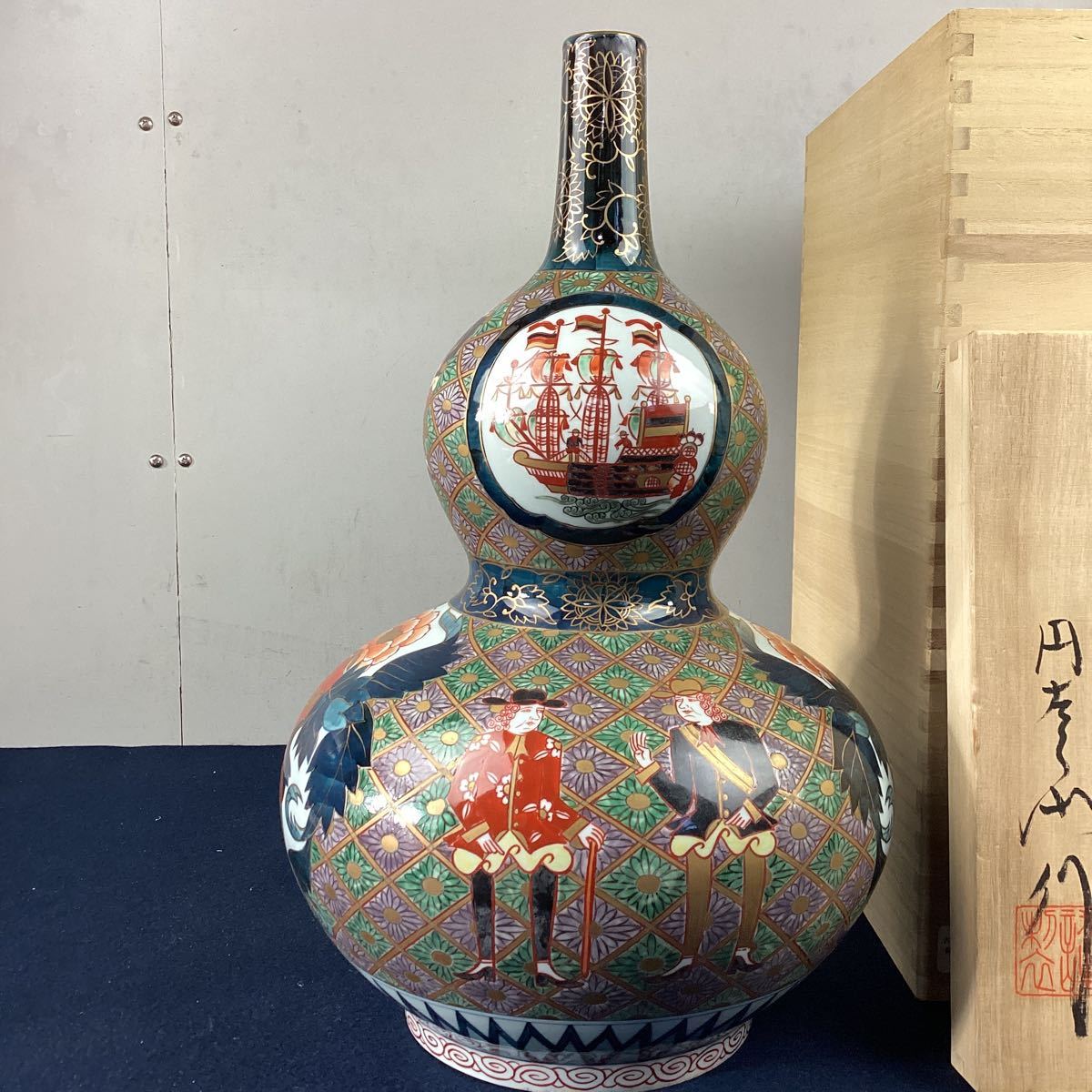 kq338 古伊万里 ひさご形 花瓶 円左エ門窯 色絵 伊万里 有田焼 染付 金彩 瀬戸物 陶器 陶芸 伝統 工芸 窯 釜 陶磁器 縁起物 インテリア_画像2