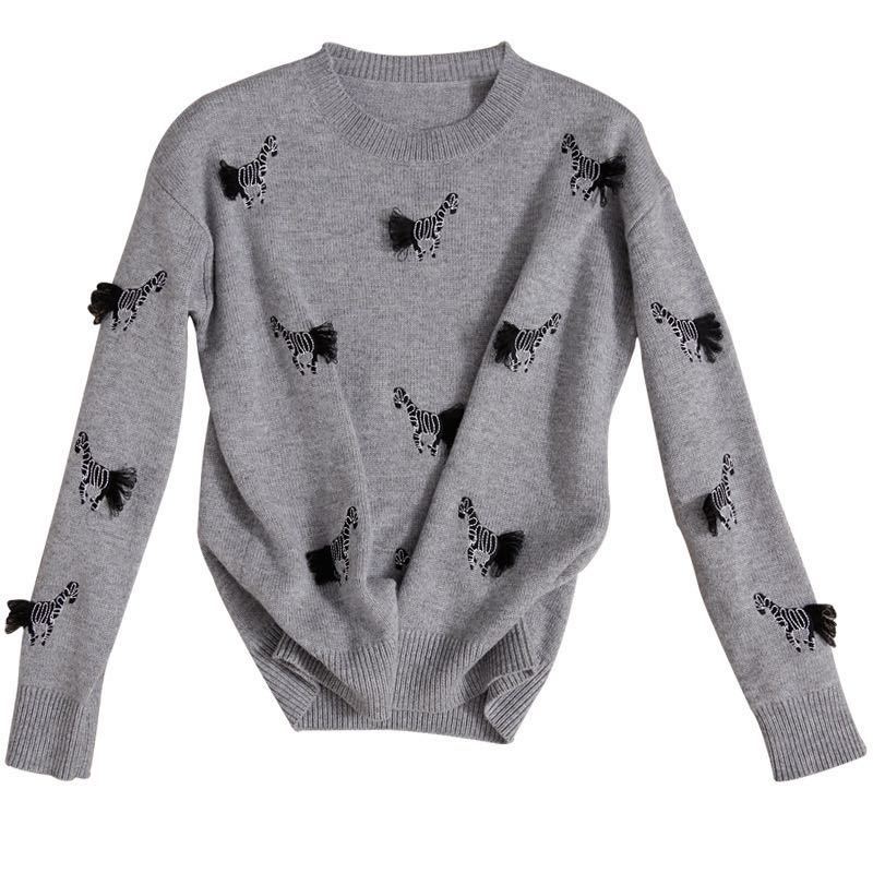 レディーストップス　秋冬長(zhǎng)袖ニットセーター薄手　柔らかい肌觸りいい　丸首可愛い馬刺繍