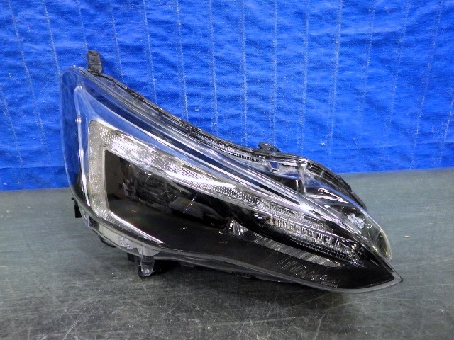 1486　インプレッサスポーツ　GT2 GT3 GT6 GT7　前期　右ライト　LED　1923　84002 FL000　5D　G4　GK2 GK3 GK6 GK7　良品_画像1