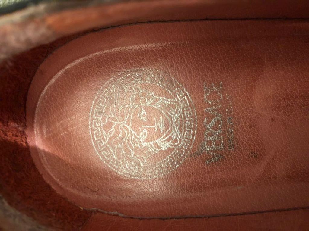 VERSACE オールド イタリア製 ロゴチャーム ローファー 黒 40 1/2 グルカラバーソール 裏ピンク スニーカー 靴_画像5