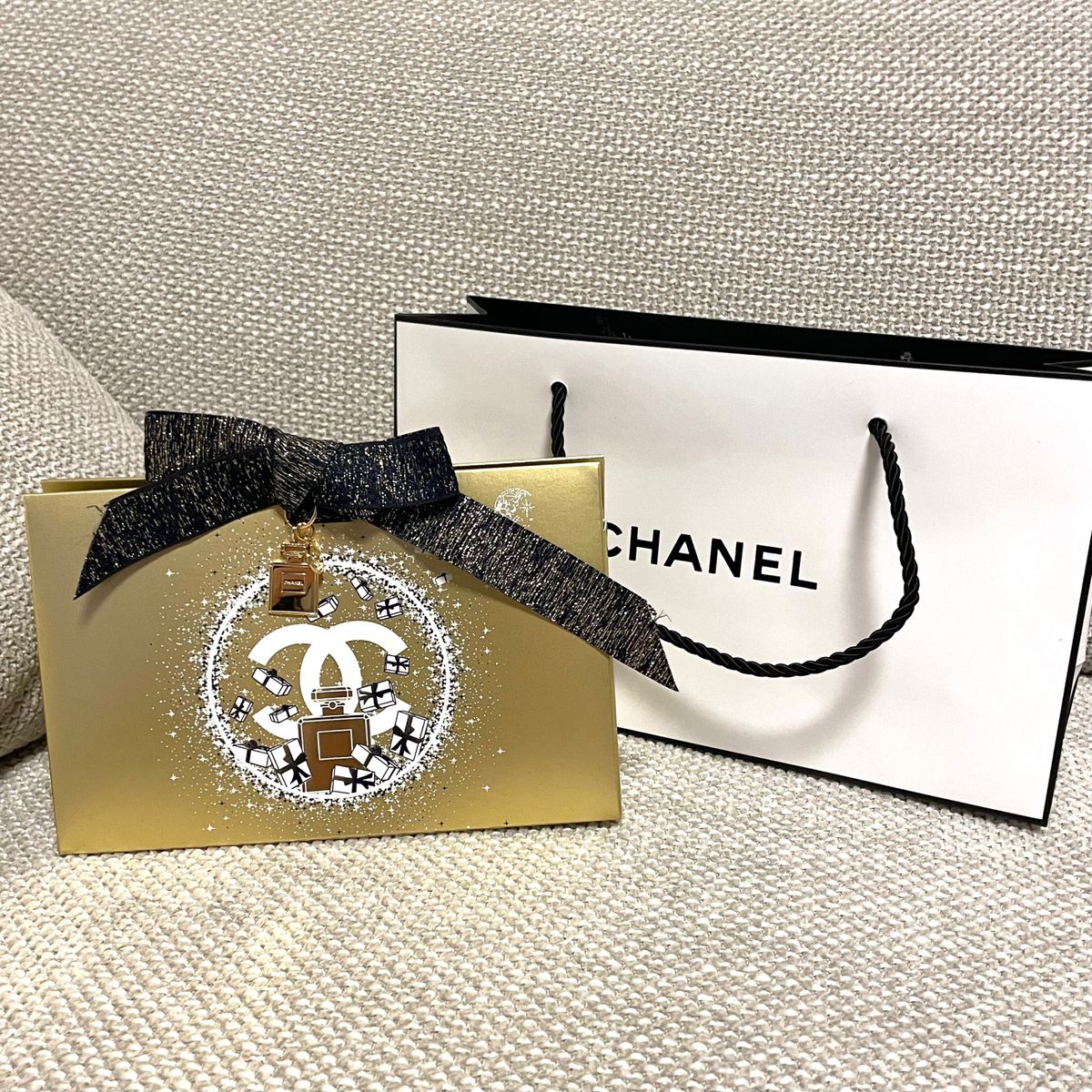 CHANEL ロゴチャーム シャネル ギフト クリスマス 2023 ショッパー