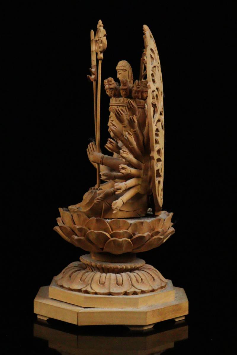 仏教美術 精密彫刻 仏像 手彫り 八角台座 桧木製 千手観音菩薩 高さ約18cm[51135o]_画像3