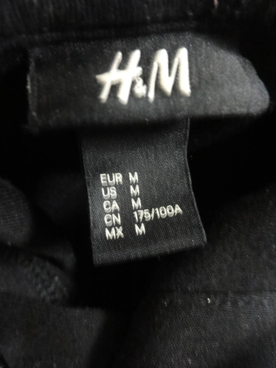 格安廃版レア・H&M(エイチアンドエム)・黒系地・アシンメトリー系ボタニカル花柄系プリントデザイン入り・高級プルオーバーパーカー M_画像3