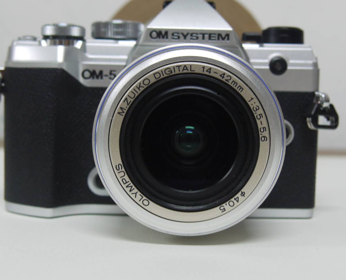 新品同様 OLYMPUS OM SYSTEM OM-5 ミラーレス Digital Camera + 14-42mm F4.0 1:3.5-5.6 　送料無料_画像4