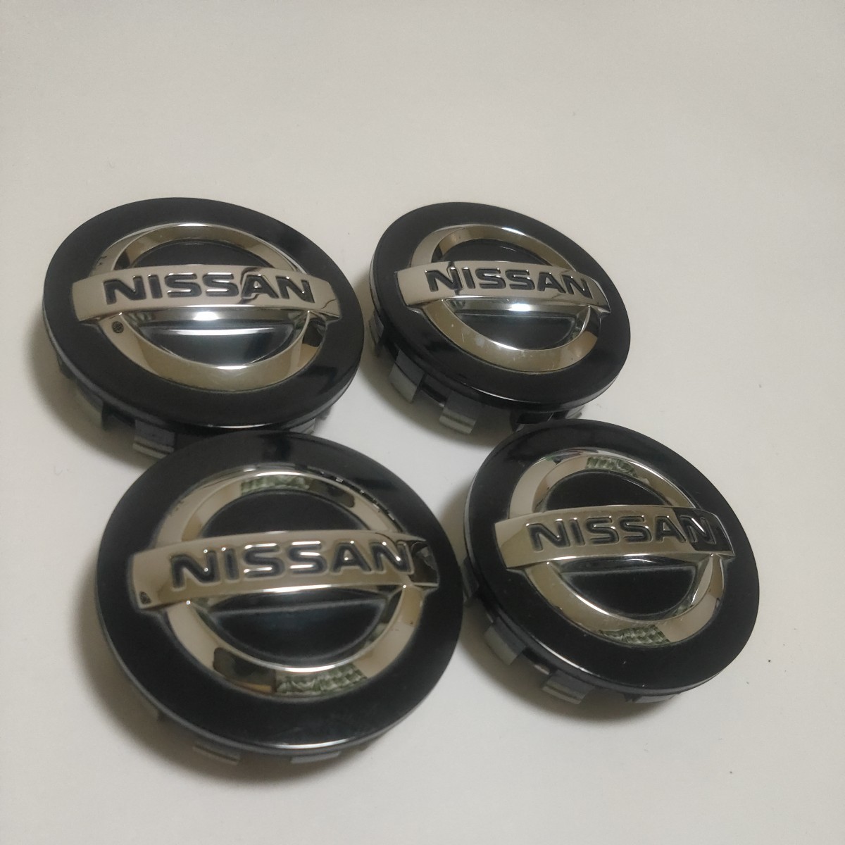 日産 NISSAN ホイールキャップ ホイール ハブキャップ センター キャップ 4個 中古_画像1