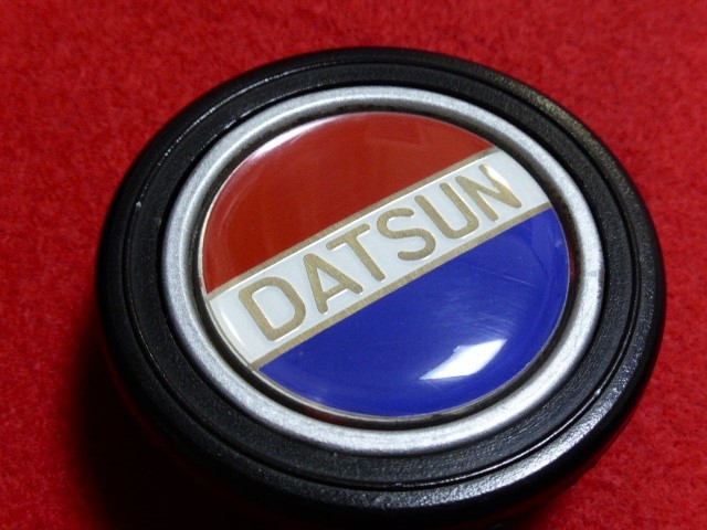 然後DATSUN Horn Button Nissan Old Car Boss Datsan S 30 Ken Meri Hakosuka Laurel Fairlady Z Sunny Blue Bird 510 310 130 Z 原文:当時物 DATSUN ホーンボタン 日産 旧車 ボス ダットサン S30 ケンメリ ハコスカ ローレル フェアレディZ サニー ブルーバード 510 310 130Z