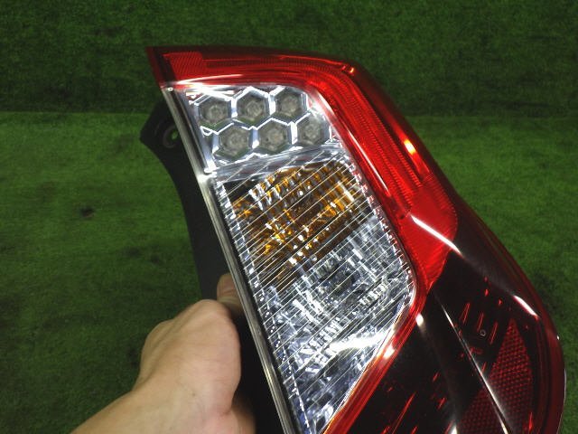 ★ 即決あり H26年 フィット DAA-GP5 右 テール ランプ 33500-T5A-J31 ＬＥＤ STANLEY W1698 [ZNo:05026585]_画像3