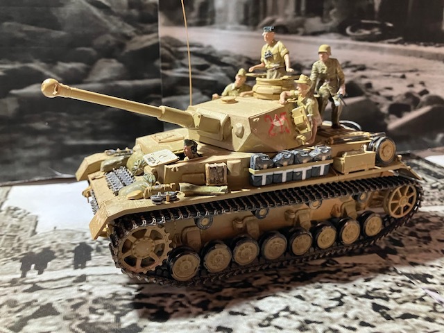 1/35　タミヤ　ドイツ４号戦車G型（改造にて走行）と４号突撃砲上部　完成塗装品_画像1