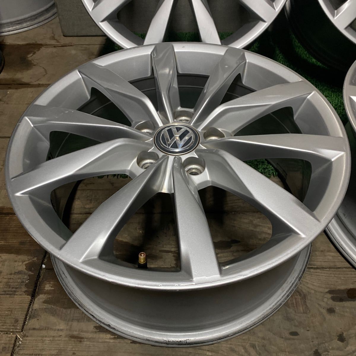 フォルクスワーゲン純正ホイール 17インチ 17×7J OFF;+49 +PCD;112-5H ハブ径;約53mm 傷あり、サビあり4本　_画像2