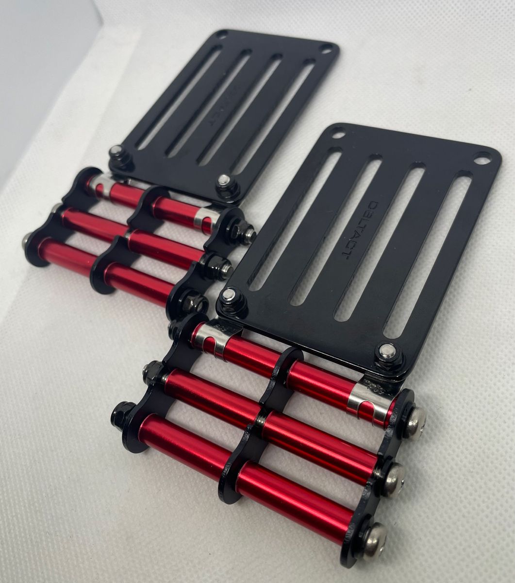 ダブルタクト4つ穴プレート ニックス風チェーン(ブラック×レッド ダブルタクト4つ穴プレート ニックス風チェーン(ブラック×レッド