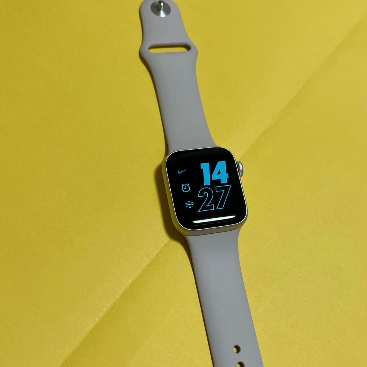 Apple Watch SE 2 GPSモデル 40mm スターライトアルミニウムケースと