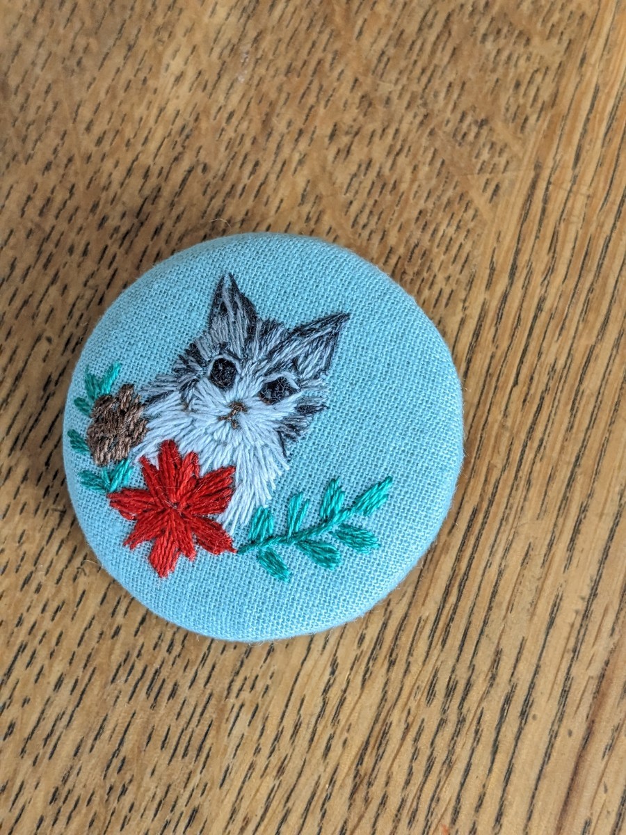 ハンドメイド　 刺繍ブローチ　猫　クリスマス　ポインセチア　ねこ　ブローチ　松ぼっくり 　くるみボタン_画像2