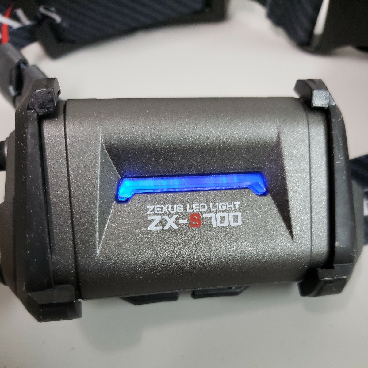 511y2411★冨士灯器 ZEXUS(ゼクサス) LEDライト ZX-S700 ネックベルト付 [最大800ルーメン メインLED点灯時間:最大38時間 白/赤/電球色]_画像3