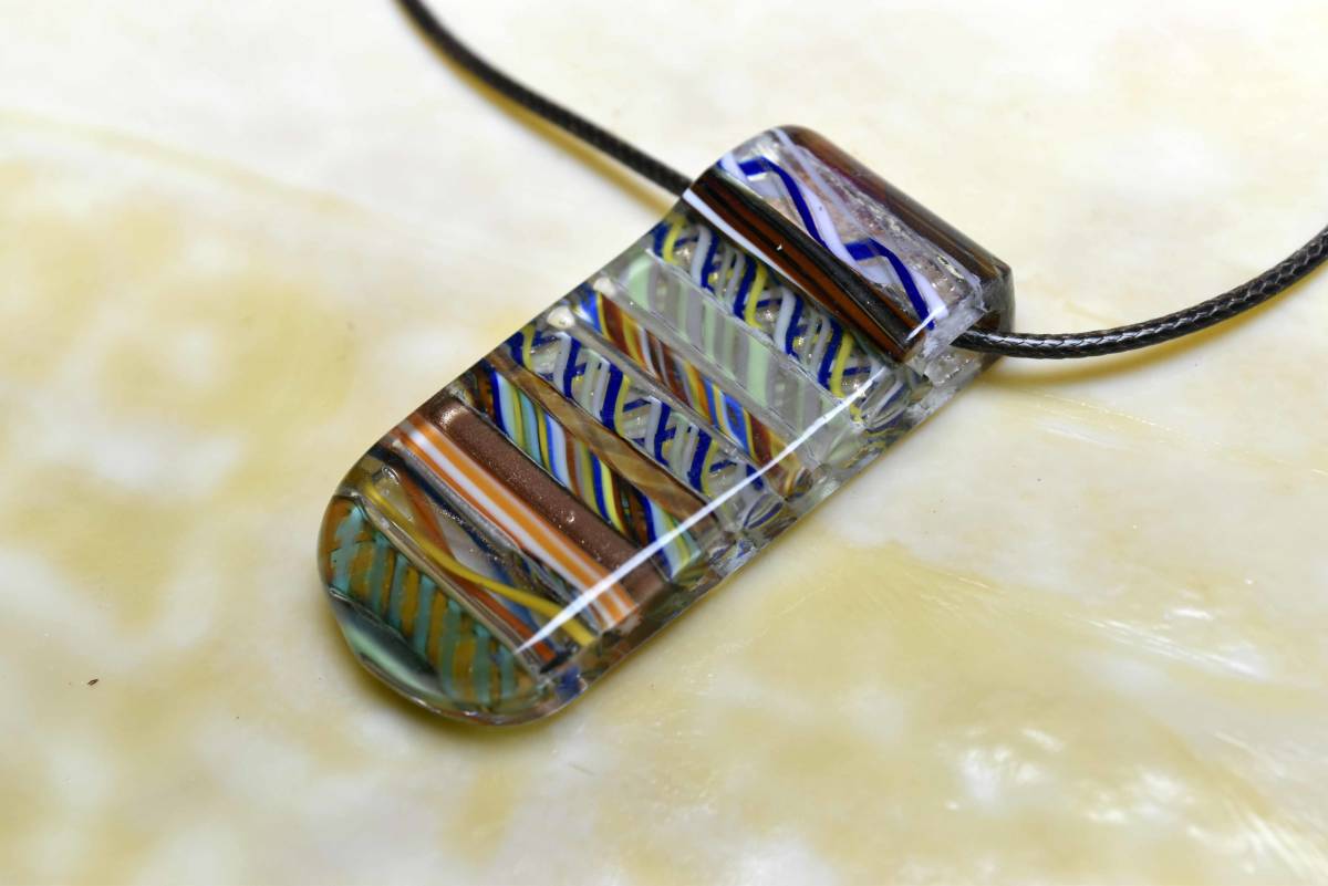 ガラス工芸家の創作した一点物のガラスのアクセサリー。トンボ玉 (ｙ2506-476 ) glass accessory BEADS 蜻蛉玉　ペンダントトップ