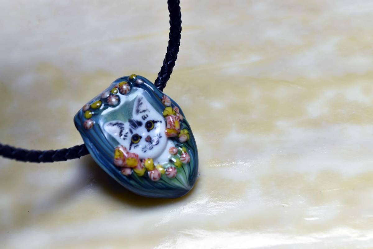 ガラス工芸家の創作した一点物のガラスのアクセサリー。猫 CAT