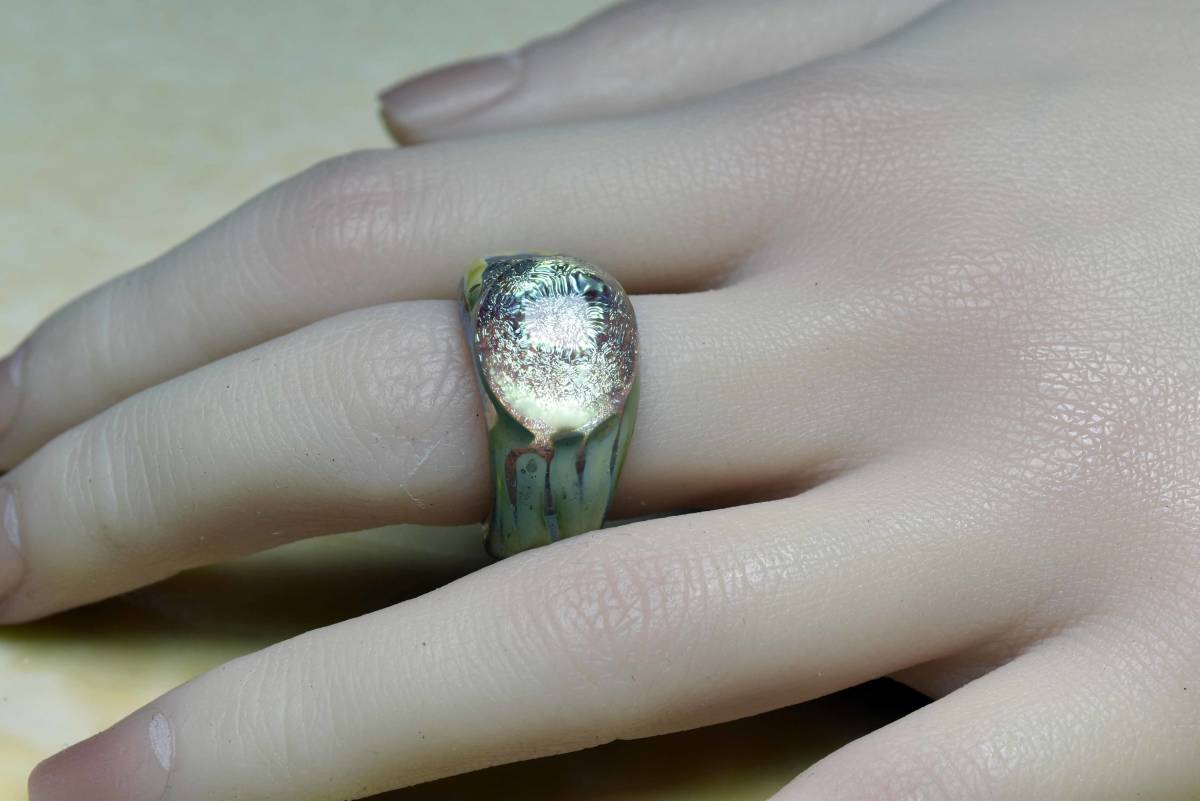 ガラス工芸家の創作した一点物のガラスの指輪。（　Ｙ959-467） ガラスリング、ハンドメイド　GLASS RING