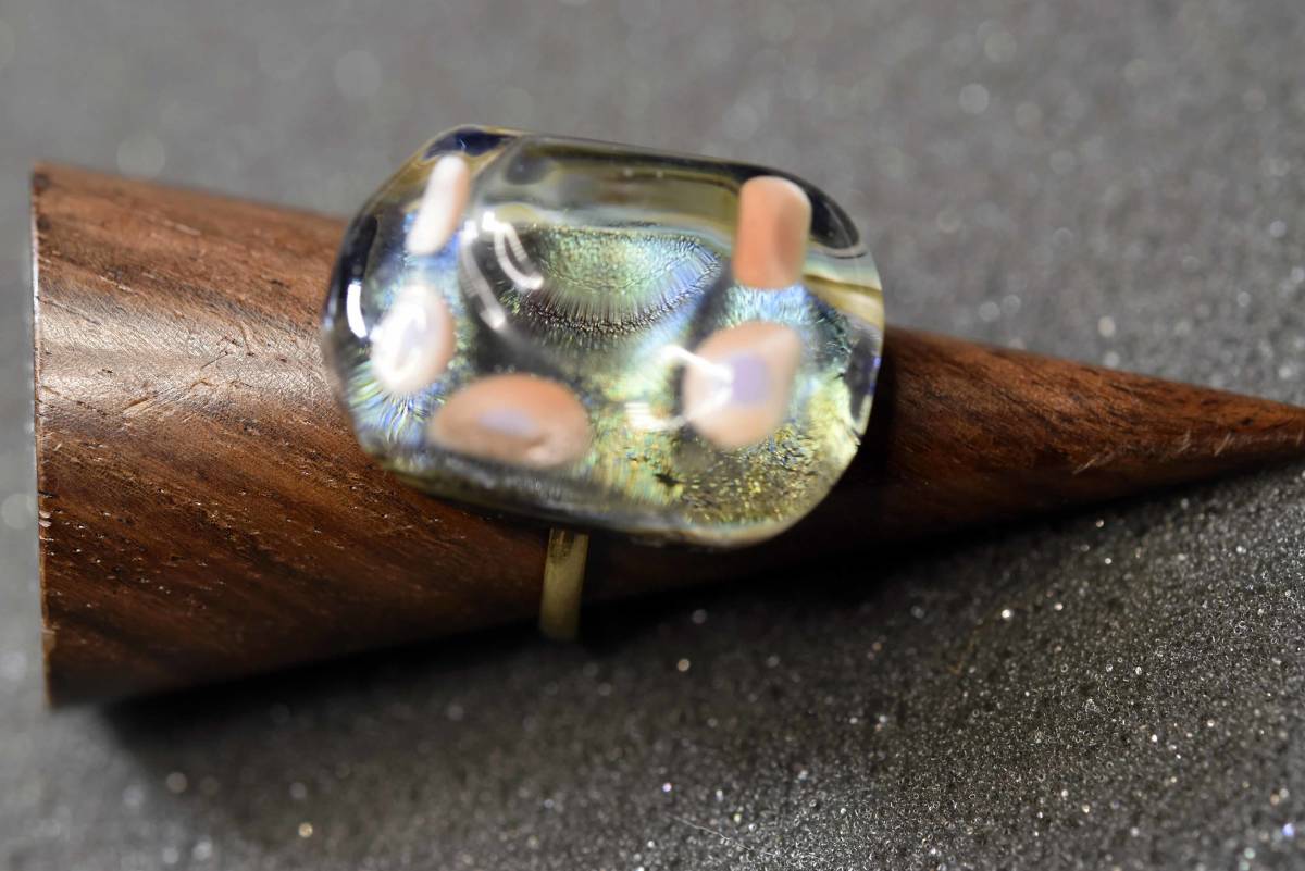 ガラス工芸家の創作した一点物のガラスの指輪。（y955-p21　） ガラスリング、ハンドメイド　GLASS RING