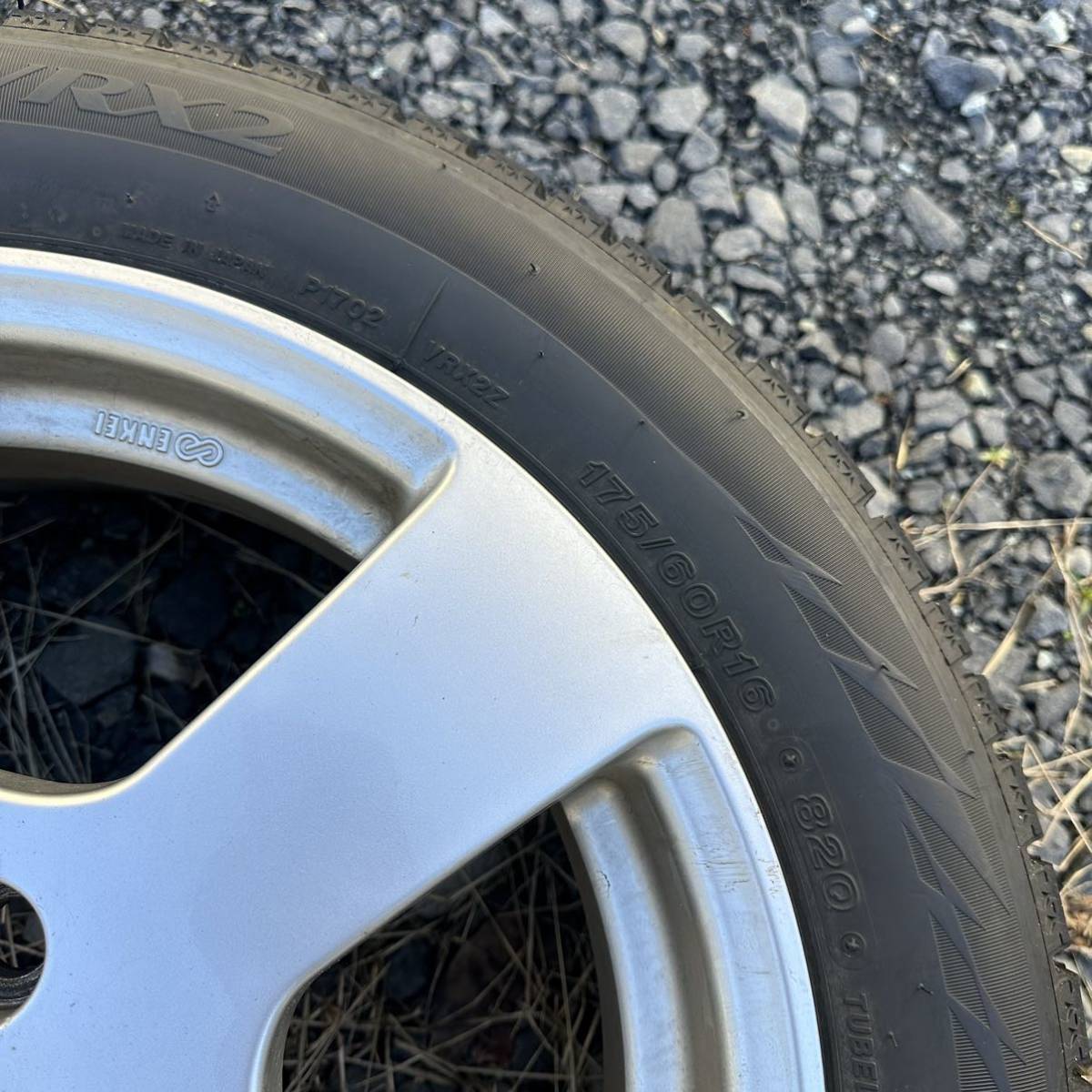 イボ付き バリ溝 2021年製造 ブリヂストン 175/60R16 VRX2 スタッドレスタイヤ付トヨタ純正ホイール 4本セット ラクティス_画像6