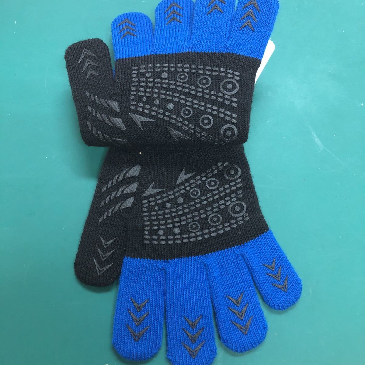  tag attaching . pair Junior knitted gloves blue 