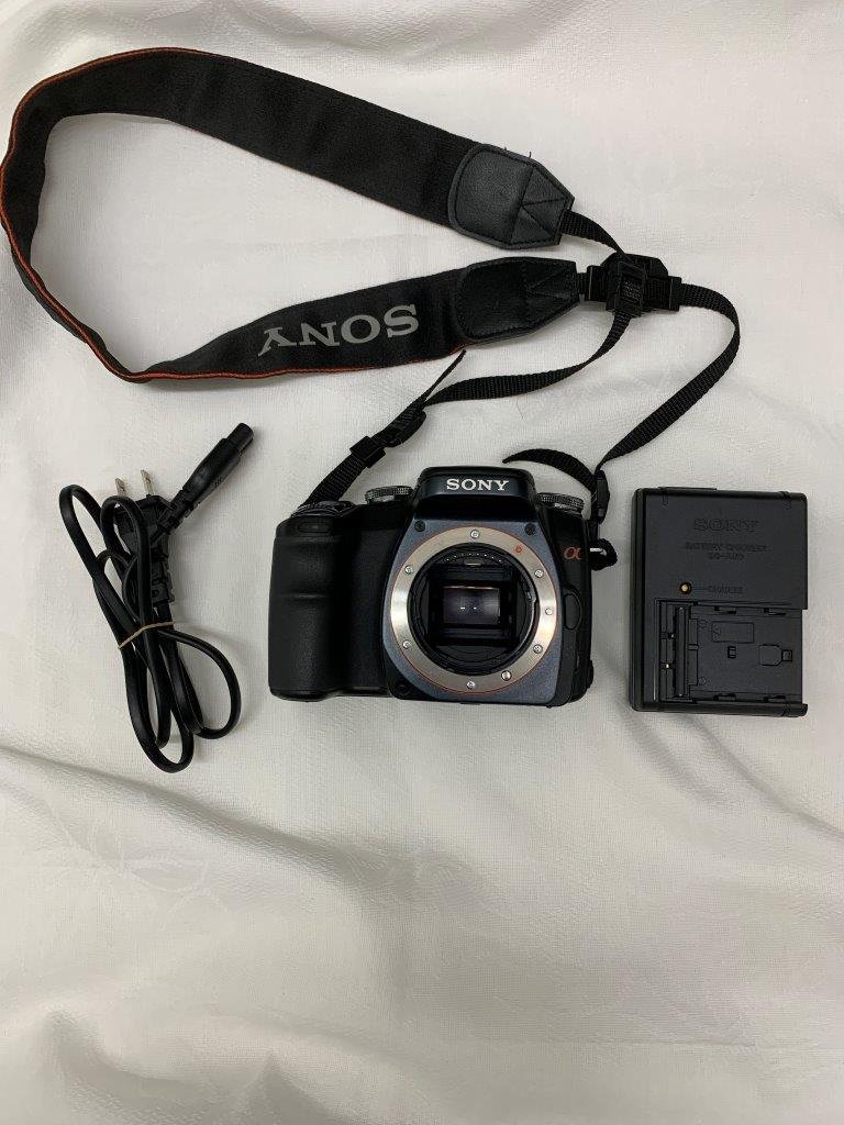 aei1363 【中古・通電確認済】 ソニー SONY α100 DSLR-A100 ボディ デジタル 一眼 カメラ バッテリー付_画像1