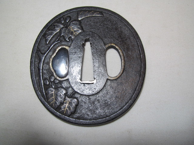 優品 新-178 鉄鍔 丸形 木葉の図 音色良 鉄骨 武具 優品 新-178 鉄鍔 丸形 木葉の図 音色良 鉄骨 武具