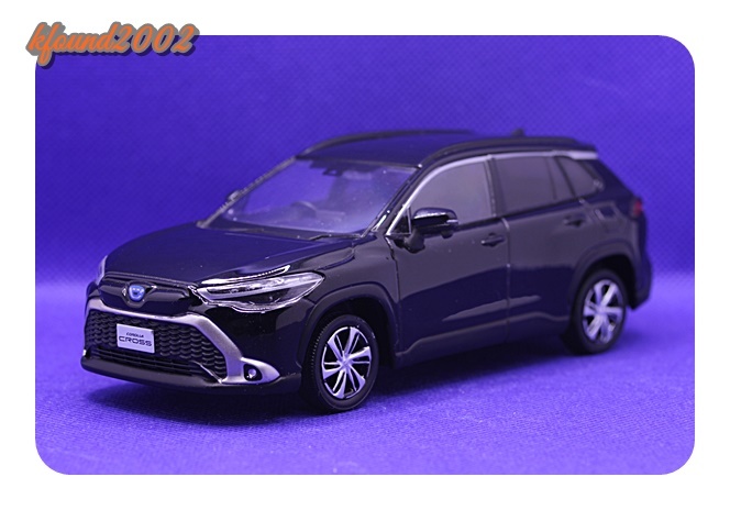 TOYOTA　COLLORA　CROSS　トヨタ　カローラクロス　カラーサンプル　ミニカー　トヨタ自動車製　アディチュードブラックマイカ色_画像1