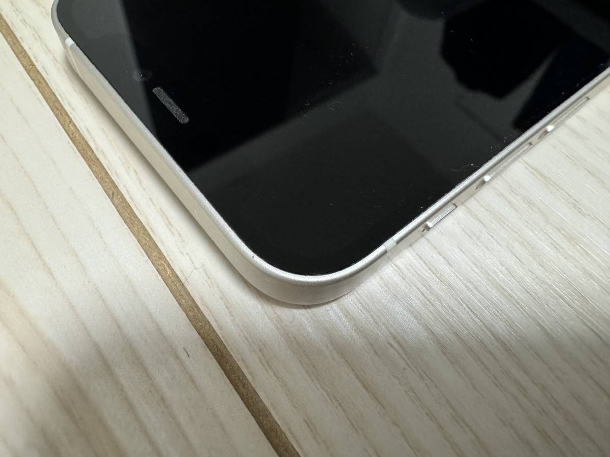 Apple iPhone 12 mini ホワイト 128GB SIMフリー 中古_画面左上フレーム部に小傷あり。