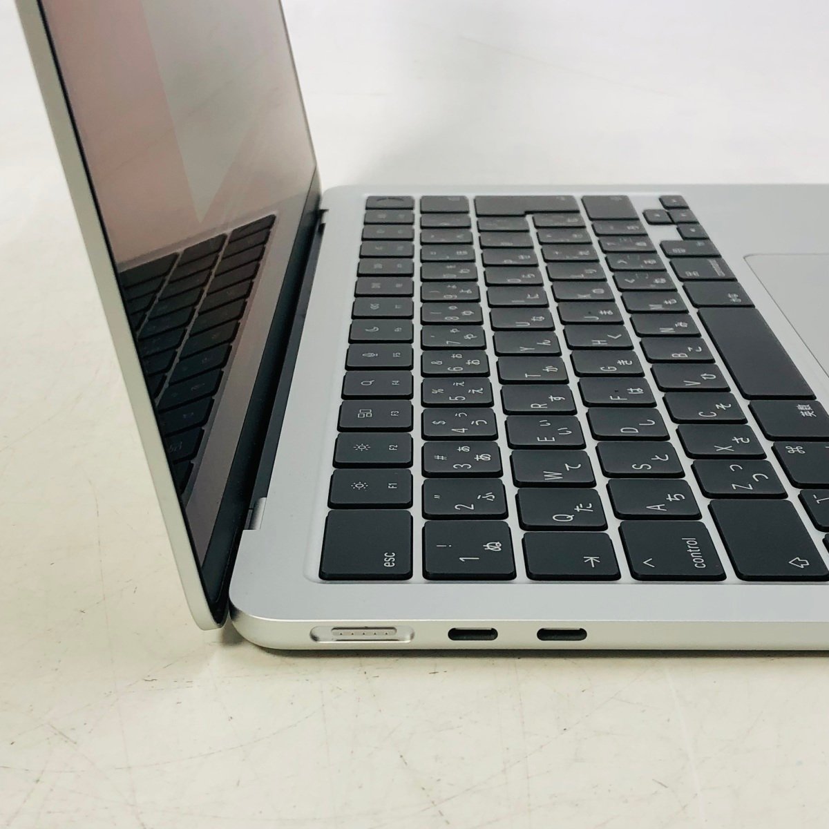 美品 MacBook Air Liquid Retina 13.6インチ (Mid 2022) Apple M2 8コア/8GB/SSD 256GB シルバー MLXY3J/A 動作確認済み_画像3