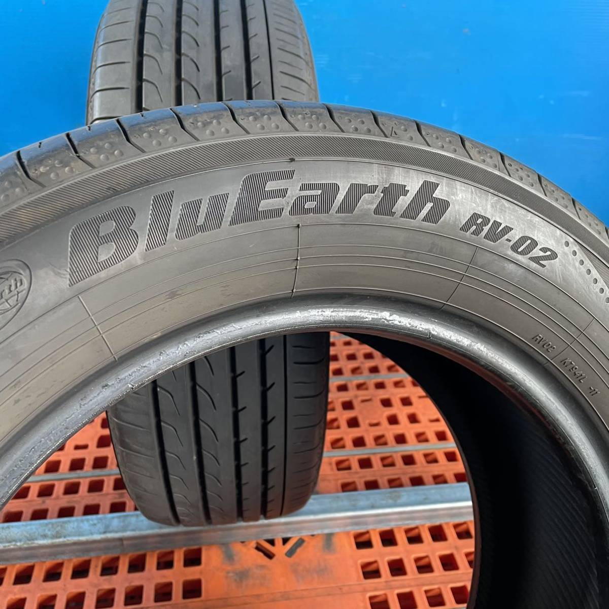 205/60R16 YOKOHAMA BluE arth RV-02 サマータイヤ　205/60/16 2本　2021年製造_画像5