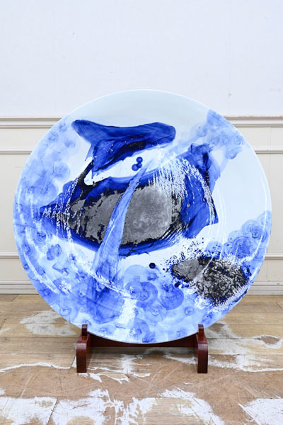 EK151 美品 世界にただ一つ 購入130万円 日本製 作者有 有田焼 特大 大皿 染付 飾り皿 オブジェ 絵皿 インテリア 美術品 皿立て付き