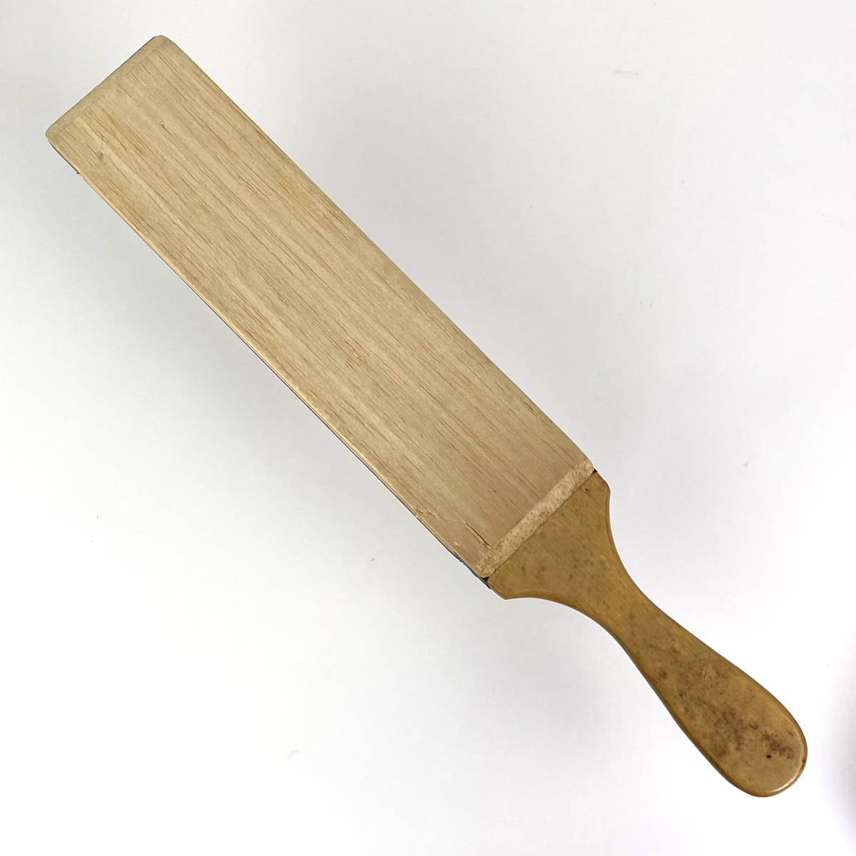 NICHIRI レザーストラップ ツルッとした皮のハンドストラップで裏面は木製です。 ナイフ研ぎ・刃物の超仕上げのバリ取り艶出しに。_画像4