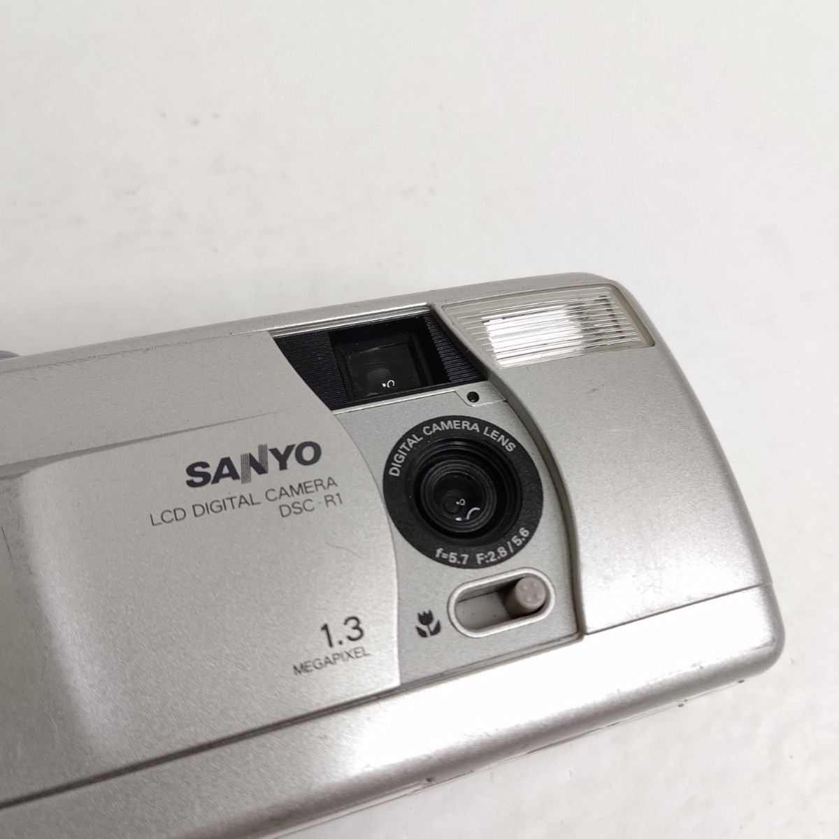 SANYO　DSC-R1 コンパクトデジタルカメラ　希少レトロ　サンヨー　電池式_画像2