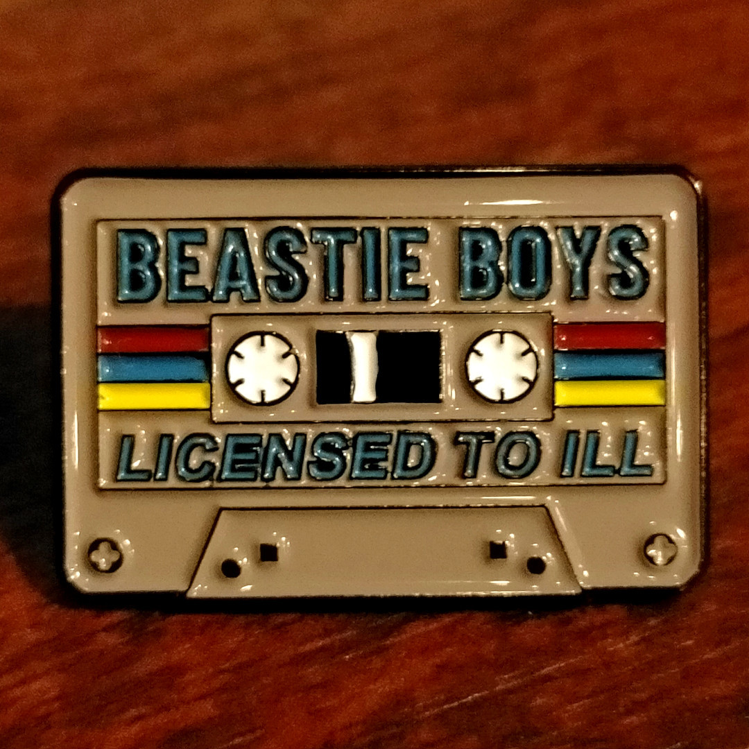 ピンバッチ　カセットテープ型　ビースティ ボーイズ　ピンバッジ　license to ill　アメリカ　ヒップホップ Beastie Boys_画像1