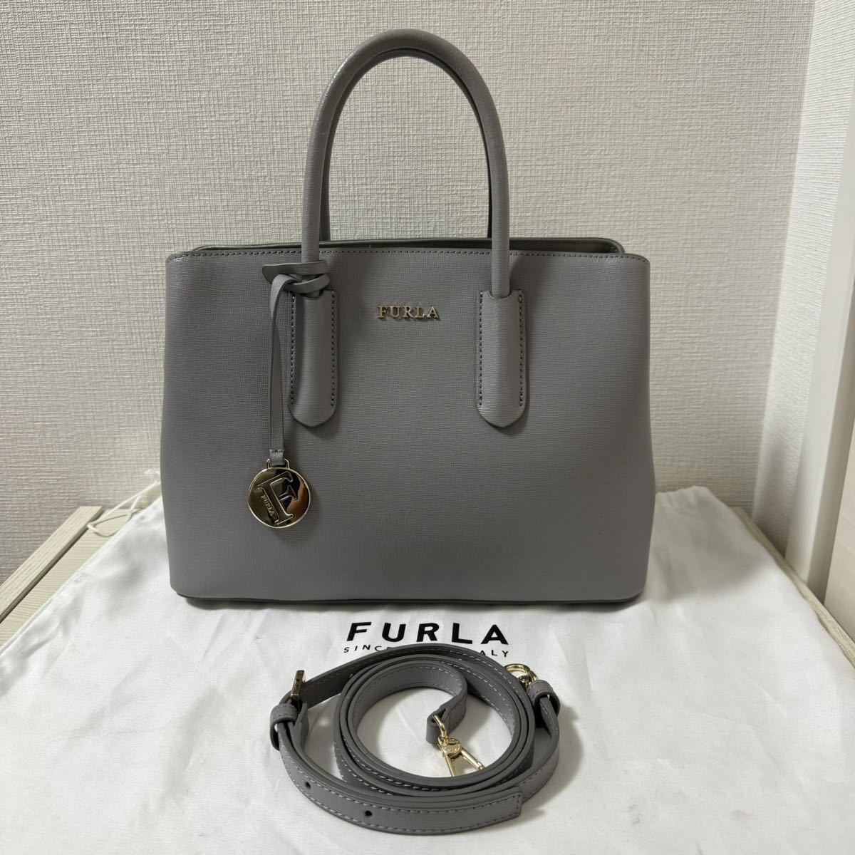 【新品同様】FURLA フルラ TESSA S テッサ S 2WAY トートバッグ　ライトグレー　レザー　ショルダーバッグ　ハンドバッグ_画像1