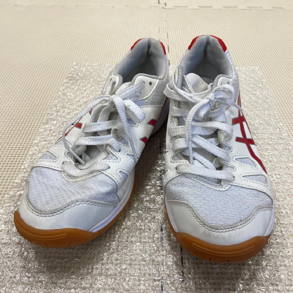 Y149/ (中古) 校名不明 シューズ 1点 /24.0cm/asics/体育館シューズ/赤ライン/白靴/靴/運動靴/高校/女子高生/女子生徒/卒業生品_画像1