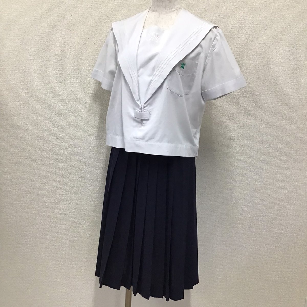 O230/(中古)兵庫県 姫路南高校 女子制服2点 /4/W63/セーラー/夏スカート/校章マーク/NIKKE/半袖/夏服/夏用/中学校/高校/女子学生/学生服_画像1