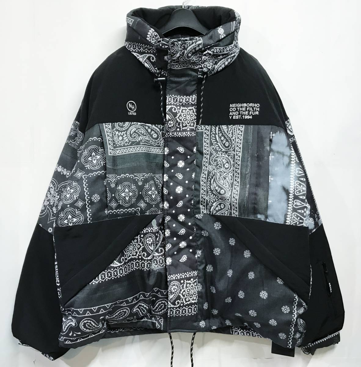 新品タグ付き NEIGHBORHOOD ネイバーフッド BANDANA CHOPPED DOWN バンダナ ダウンジャケット XL 黒 ペイズリー_画像2