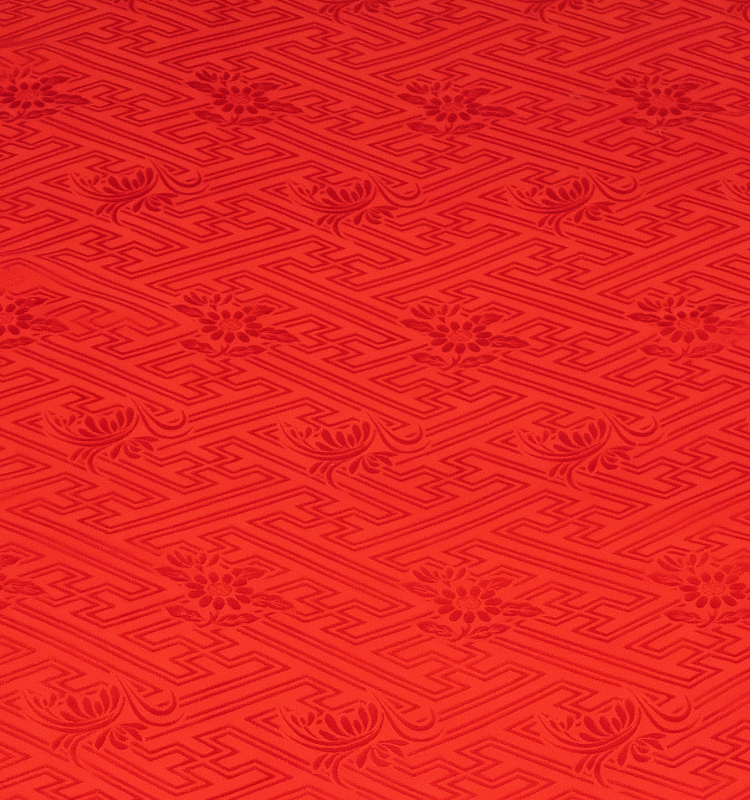 A-002番 正絹縮緬地端切れ（はぎれ・ハギレ）舞妓さんの赤色 大紗綾型・菊模様 表地用 少し厚地 ４０．５センチ×１００センチ_画像1