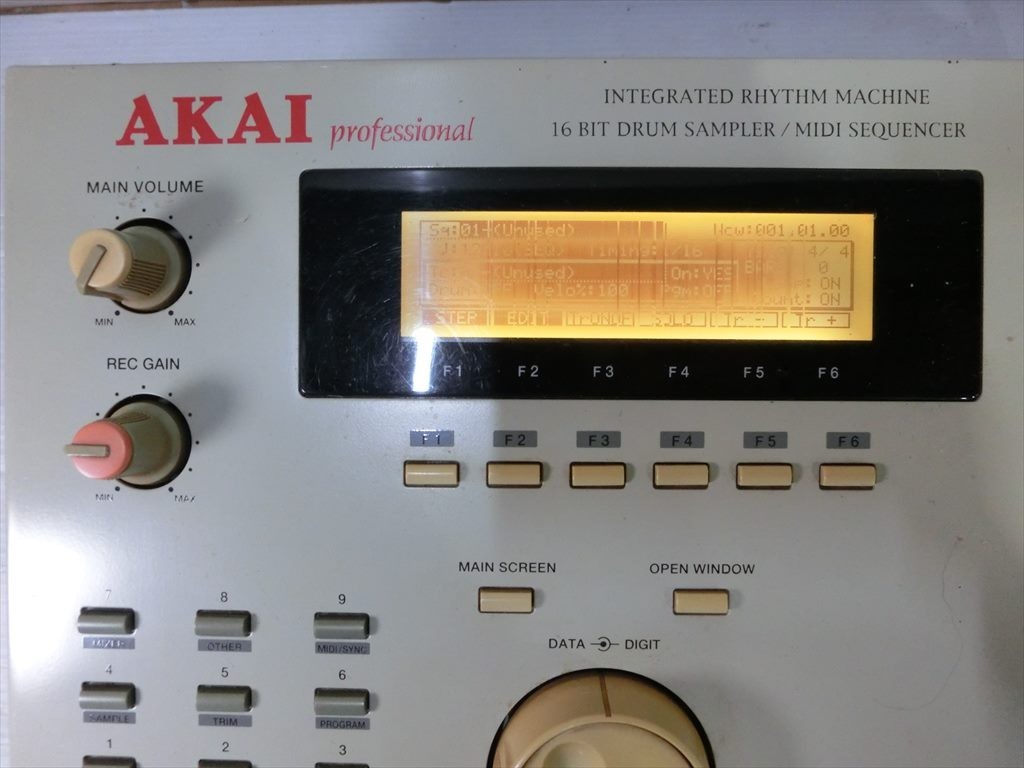 T【I2-58】【140サイズ】AKAI アカイ/サンプラー MPC2000/ZIPドライブ付/通電可/ジャンク扱い/※傷・汚れ・外箱傷み有_画像3