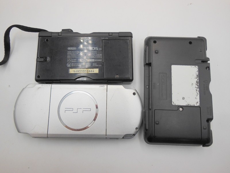 T【ル3-42】【60サイズ】▲DS lite・DS・PSP 本体 3台セット/PSPソフト・コード付/通電可/ジャンク/※傷・汚れ有_画像2