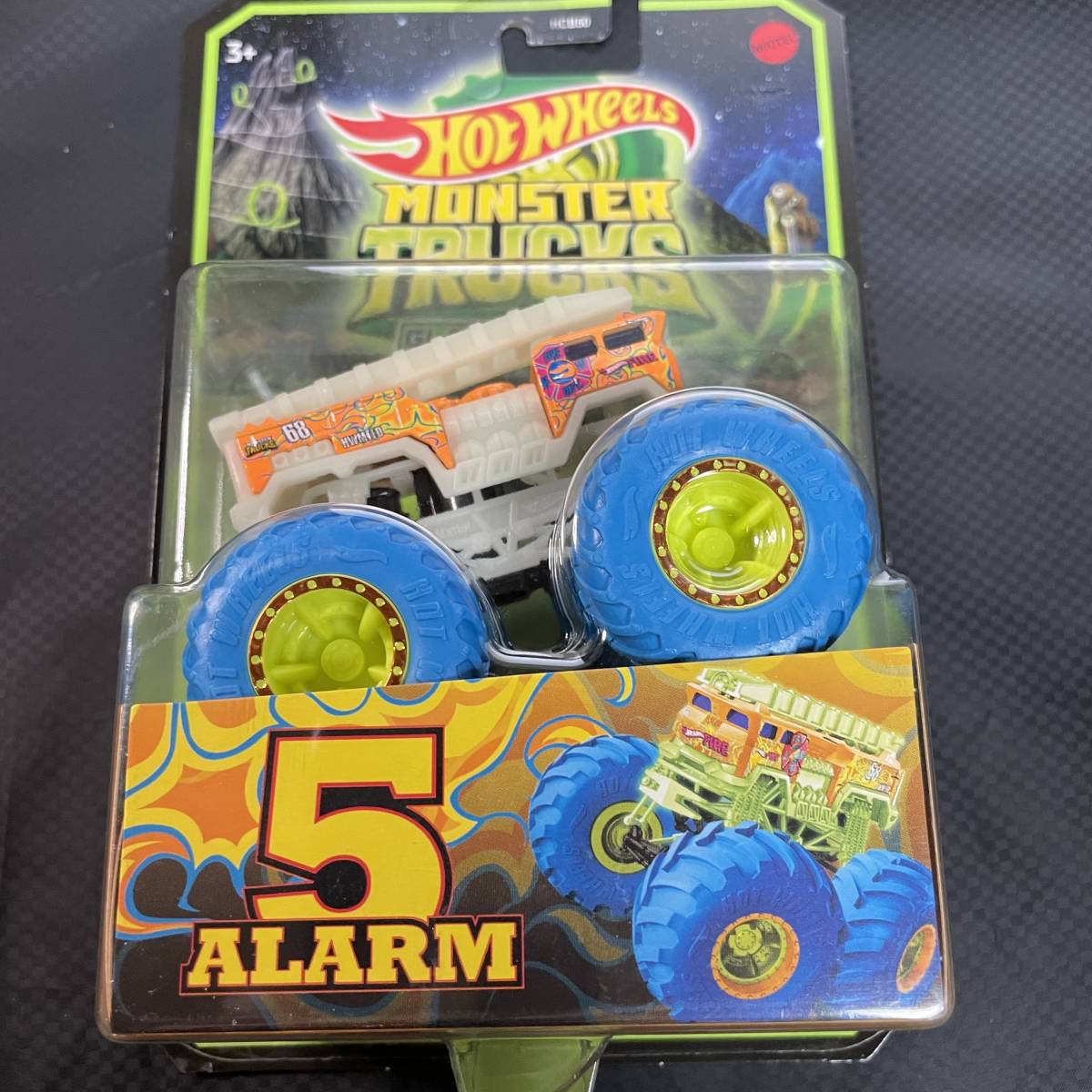 ホットウィール【Target限定日本未発売】 Hot wheels MONSTER TRUCKS GLOW IN THE DARK 5 ALARM モンスタートラック ファイブアラーム_画像1