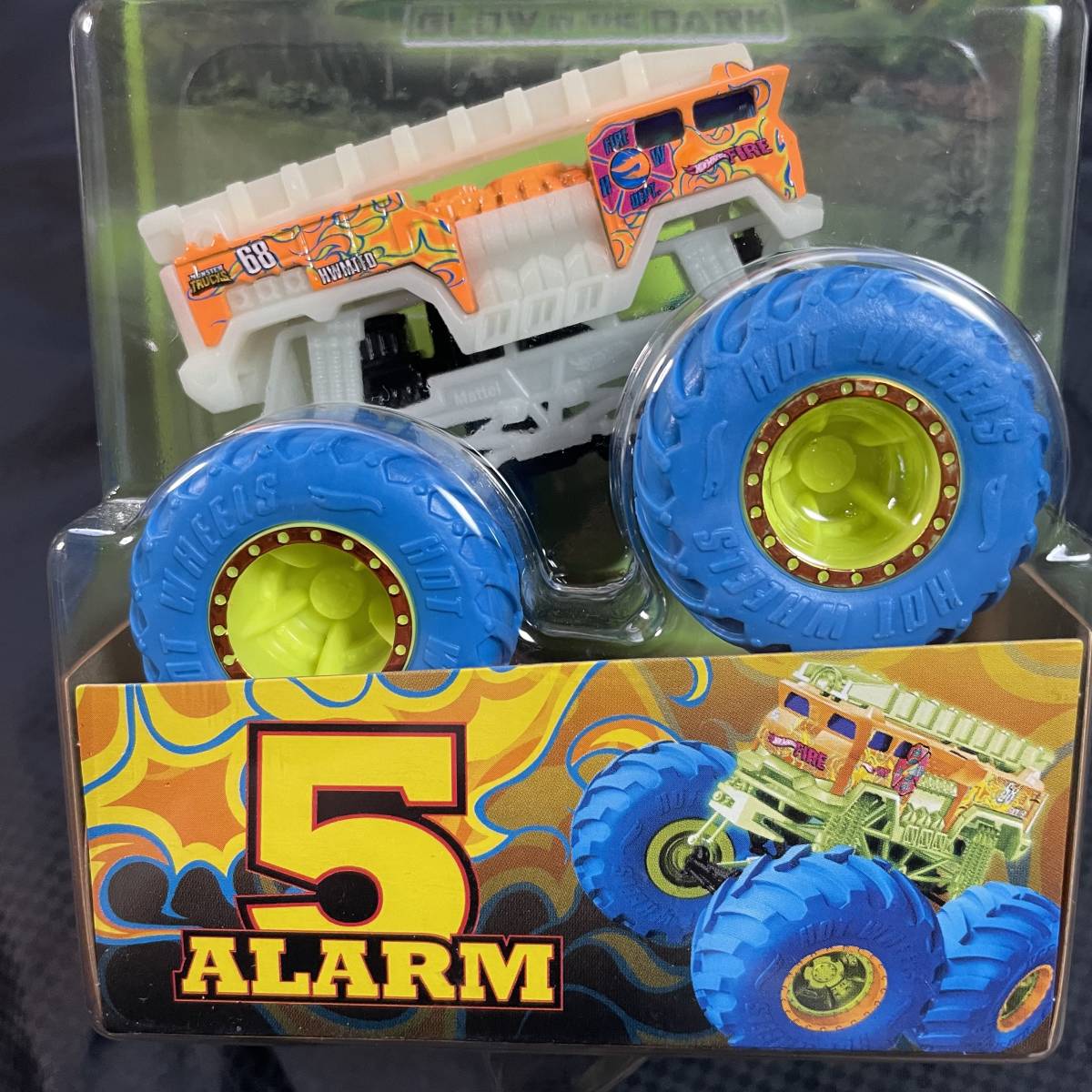 ホットウィール【Target限定日本未発売】 Hot wheels MONSTER TRUCKS GLOW IN THE DARK 5 ALARM モンスタートラック ファイブアラーム_画像2