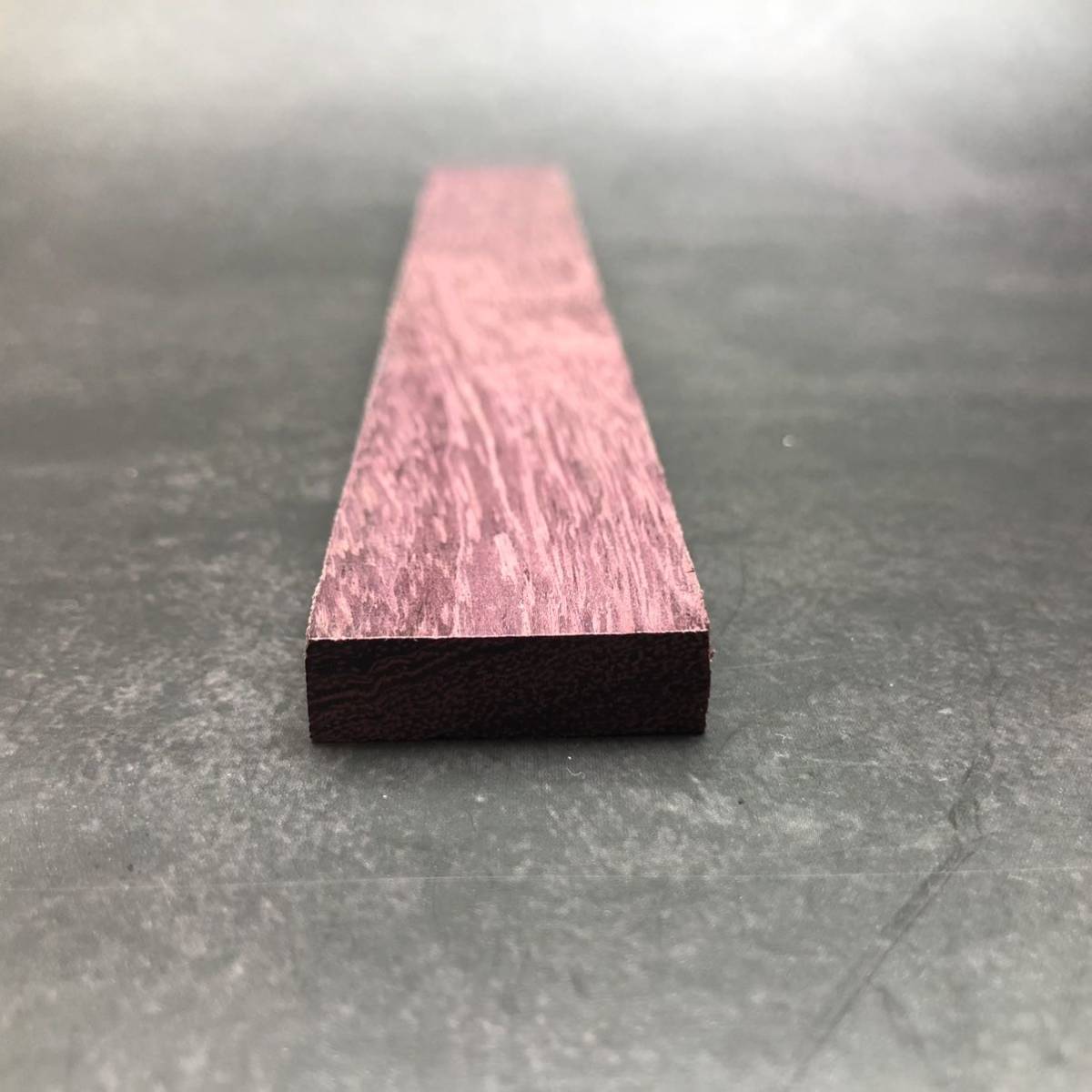 A024 紫の木　パープルハート材 木材 美品約30×9×221mm 55g 乾燥材_画像5