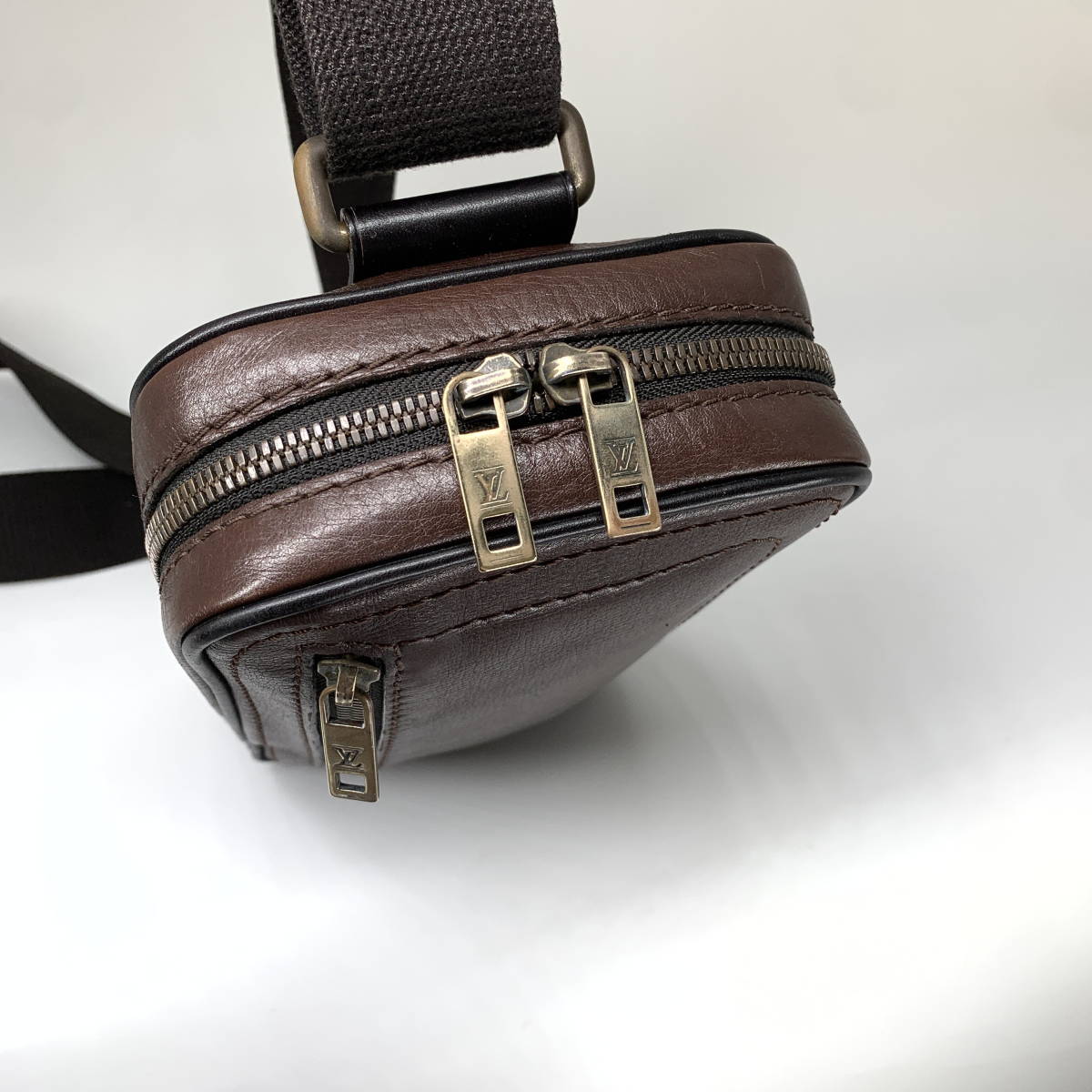 1円【超極美品】LOUIS VUITTON ルイヴィトン ユタ スィウ ボディバッグ ショルダーバッグ 斜めがけ M92535 レザー ブラウン 焦げ茶 メンズ_画像6