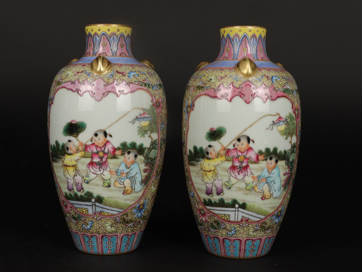 ▽鴻▽清朝時代 乾隆年製 古陶磁器 古月軒開窗嬰戯図瓶一対 染付 箱付 